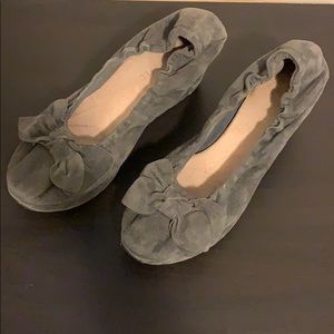 Gray wedges with a bow.